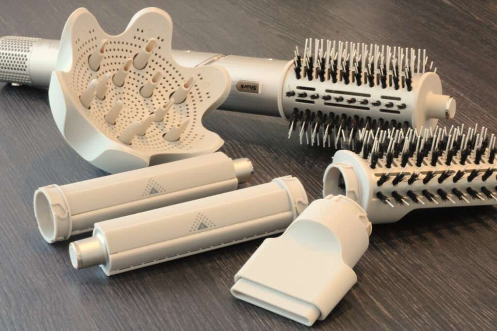 Set van haardroger accessoires met verschillende opzetstukken voor styling en drogen van haar, inclusief borstels en een diffuser.