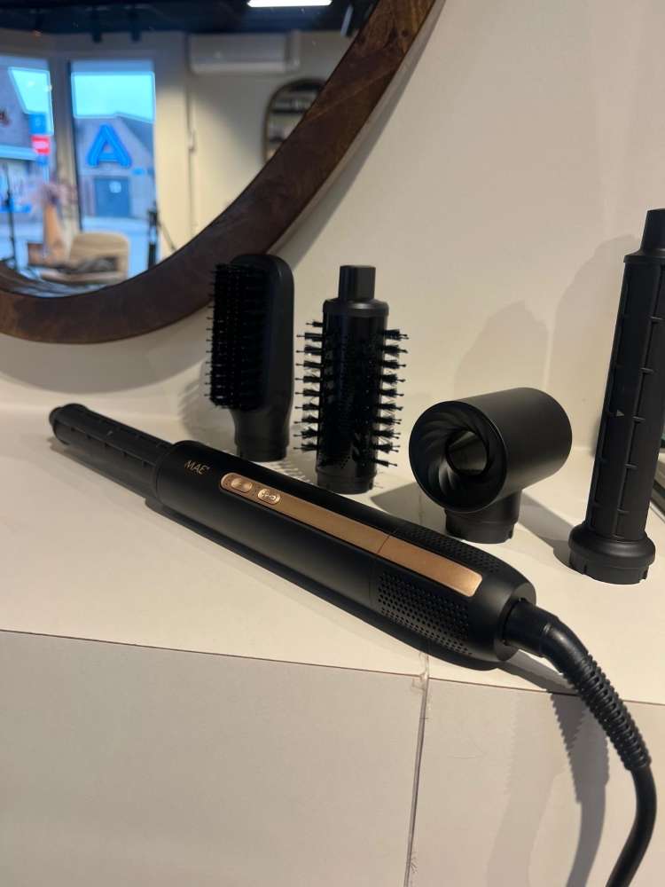 Multifunctionele haardroger met verschillende opzetstukken voor styling en droogtechnieken, ideaal voor veelzijdige haarverzorging.