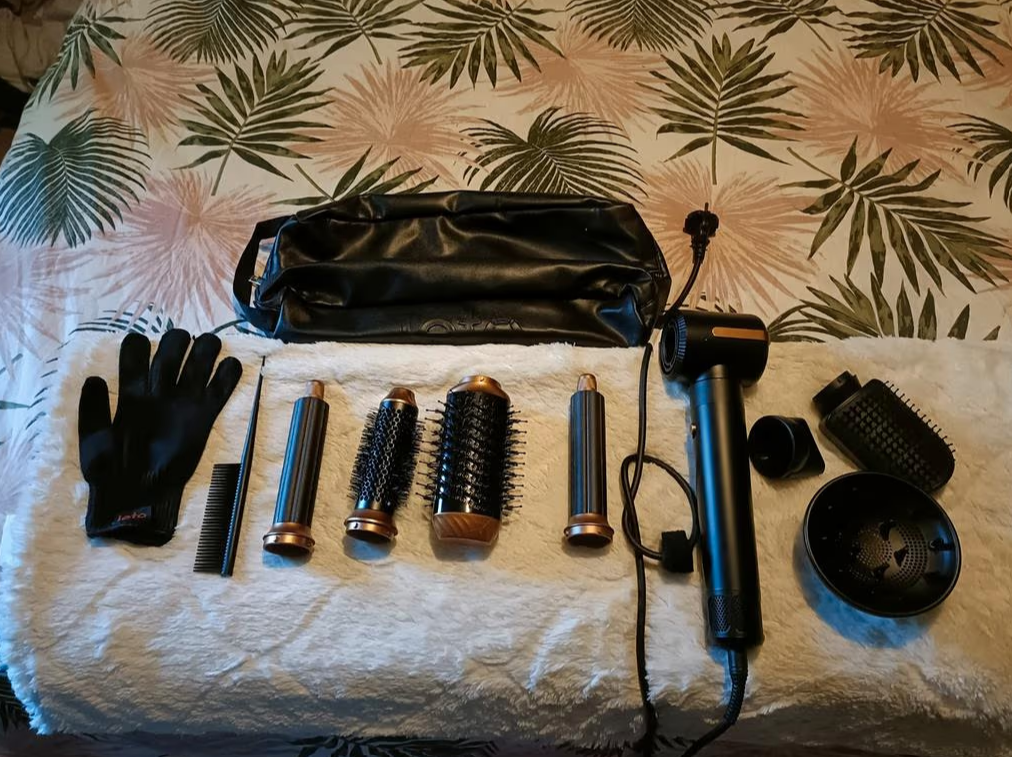 Complete set met haardroger, stylingborstels, handschoen en accessoires voor haarstyling, ideaal voor thuisgebruik.